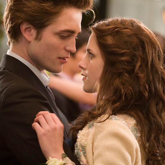 ROBERT PATTINSON and KRISTEN STEWART in TWILIGHT